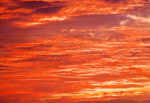 燃えるようなオレンジ色の夕焼け空。美しい空。