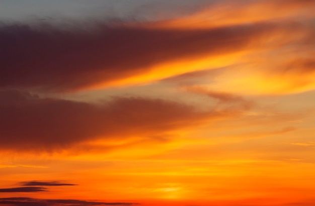 燃えるようなオレンジ色の夕焼け空。美しい空。