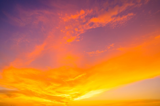 写真 燃えるようなオレンジ色の夕焼け空。美しい空。