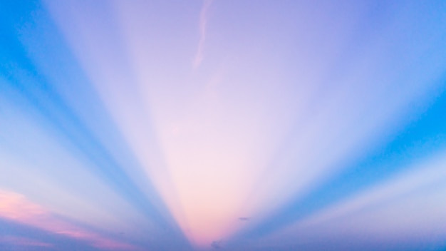 燃えるようなオレンジ色の夕焼け空。美しい空。