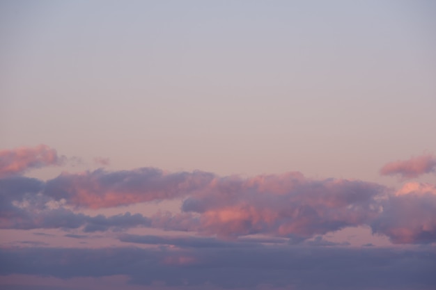 Photo fiery pink sunset sky. beautiful perfect sky for your photos. cloudscape of cumulus sunset clouds with sunlight, evening sky. heavenly background to overlay