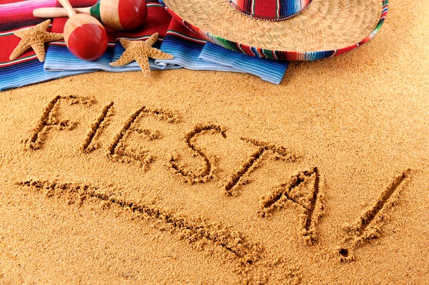 Foto scrittura sulla spiaggia di fiesta