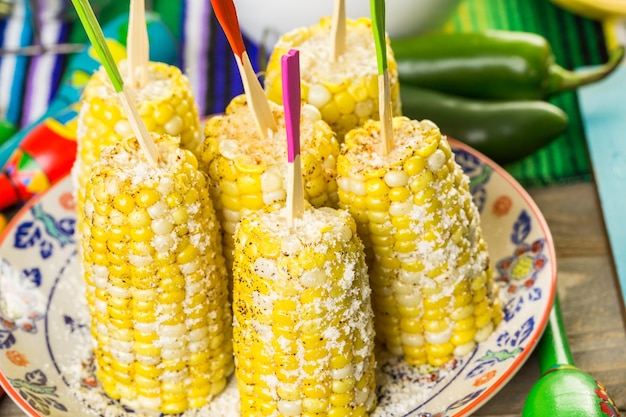 Fiesta feestbuffettafel met pittige Mexicaanse maïskolven en ander traditioneel Mexicaans eten.