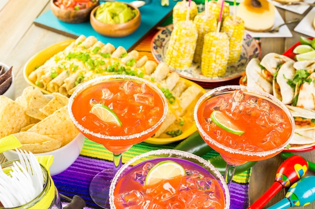 Fiesta feestbuffettafel met watermeloenmargarita's en ander traditioneel Mexicaans eten.