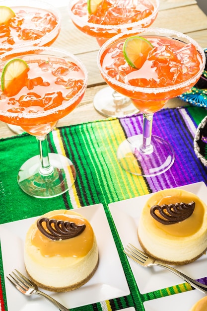Фуршет для вечеринки Fiesta с дульсе де лече и другими традиционными мексиканскими блюдами.