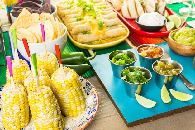 Fiesta party buffettafel met traditioneel Mexicaans eten.