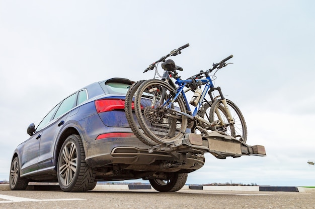 Fiets bevestigd aan de auto