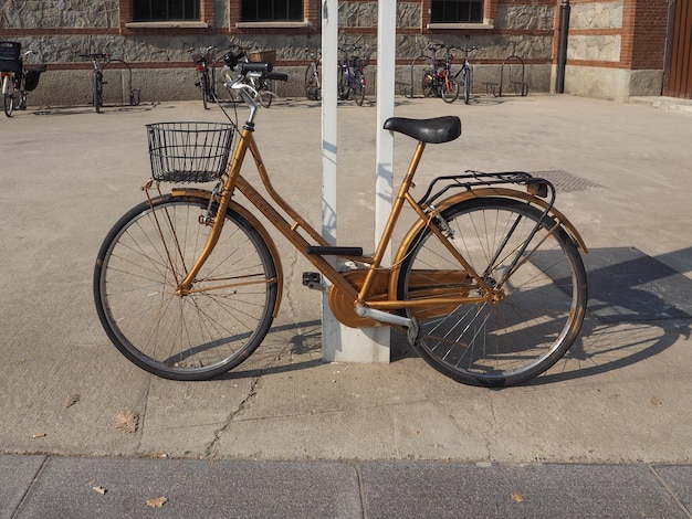 Fiets buiten geparkeerd