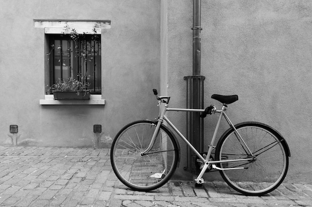 Fiets geparkeerd in de straat in Rimini, Italië. Zwart-wit stadsfotografie