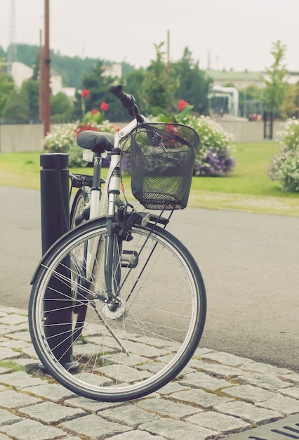 Foto fiets geparkeerd in het stadspark, jyvaskyla, finland