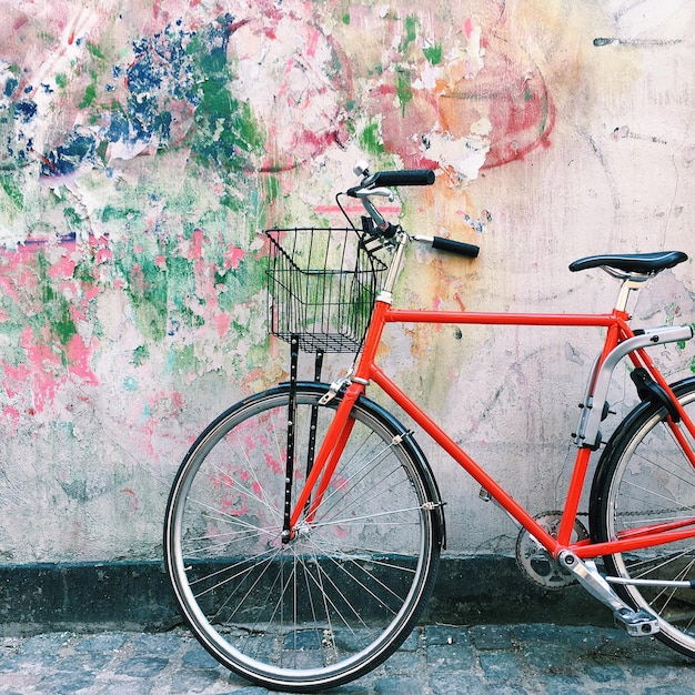 Foto fiets geparkeerd op straat tegen de muur