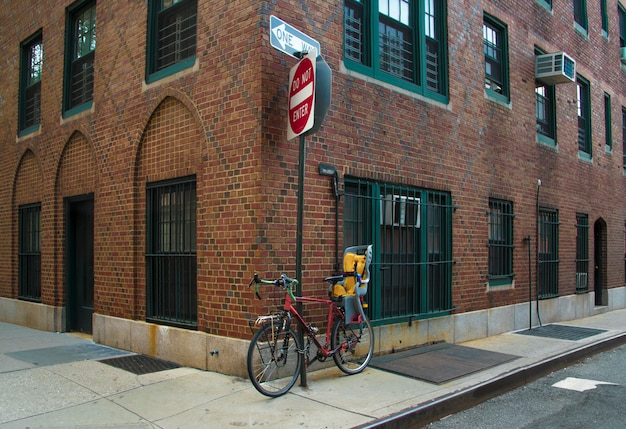 Fiets met kinderzitje geparkeerd op de hoek van de straat van New York