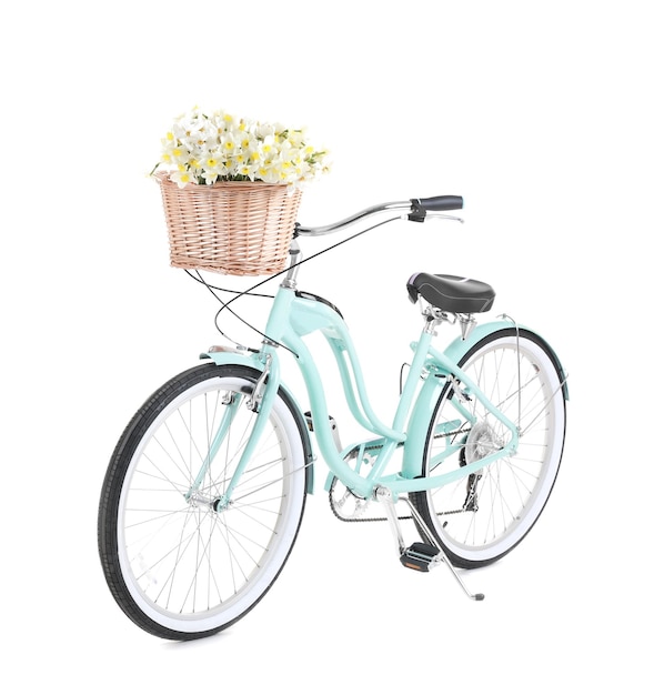 Foto fiets met mand met mooie bloemen op witte achtergrond