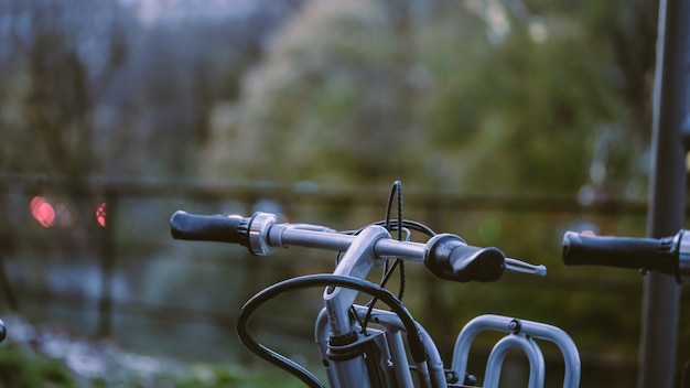 Fiets Met Wazig Natuurlijk Uitzicht