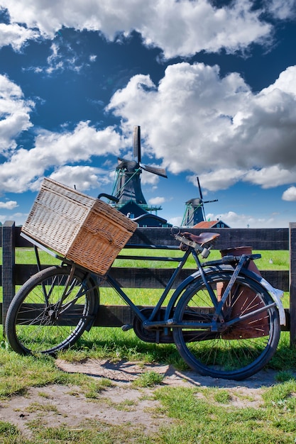 Fiets met windmolen en blauwe hemelachtergrond. Schilderachtig landschap in de buurt van Amsterdam in Nederland.