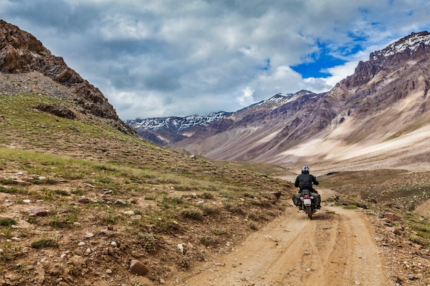 Fiets op bergweg in de Himalaya