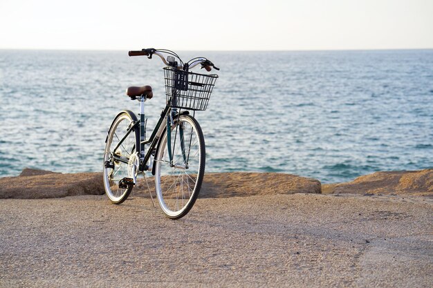 Fiets op de achtergrond van de zee