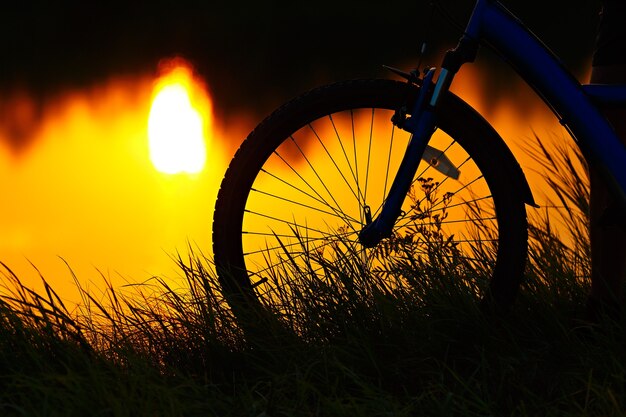 Fiets op de zonsondergang achtergrond.