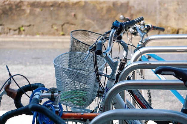 fiets op straat, vervoermiddel in de stad