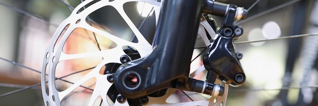 Fiets schijfremrotor in focus metalen details van transportconcept