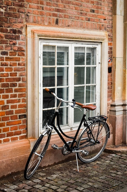 Fiets staat buiten te wachten