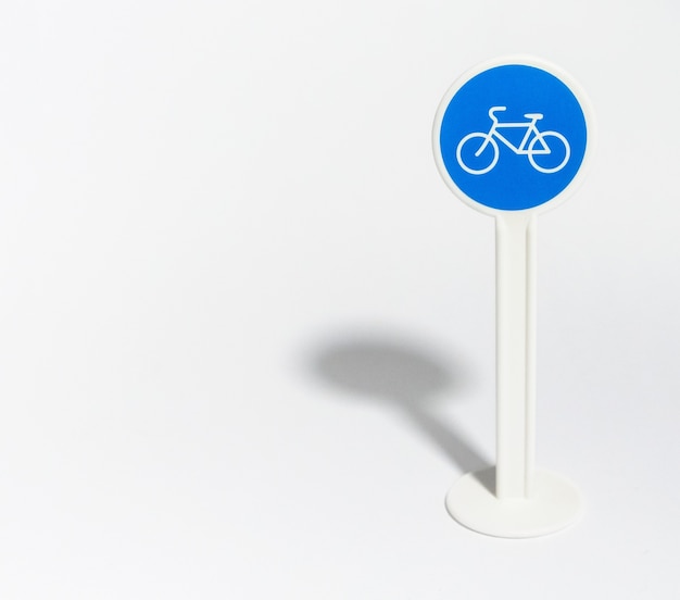 Fiets verkeersbord geïsoleerd op wit