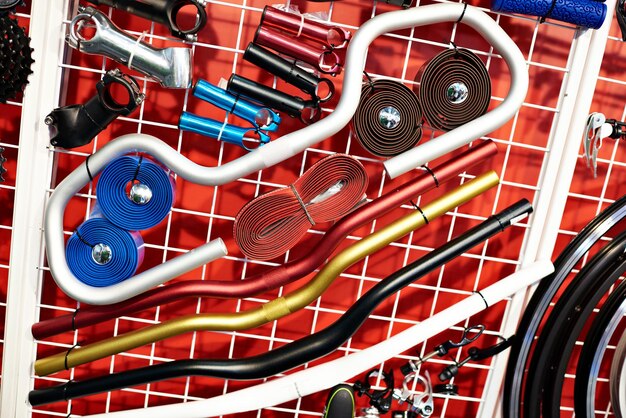 Fietsaccessoires op de standaard in de winkel