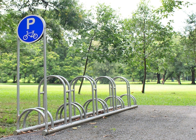 Fietsbord en parkeergelegenheid in een openbaar park
