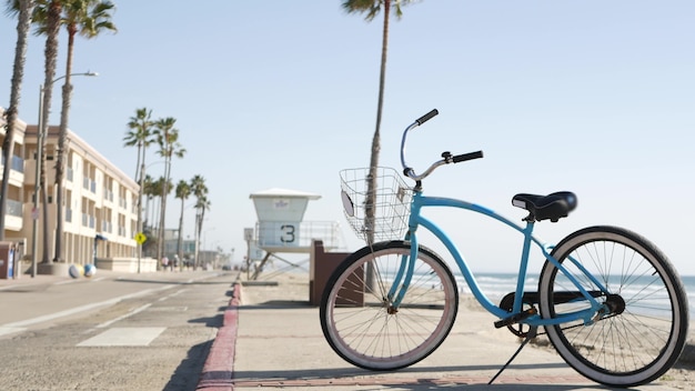 Fietscruiserfiets door oceaanstrand, de kust van Californië de V.S. Zomerfiets, badmeesterhut en palmboom