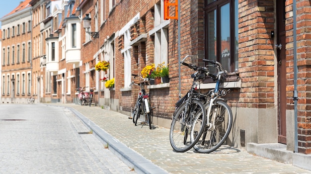 Fietsen bij oude bouwvoorgevel, Europese stad