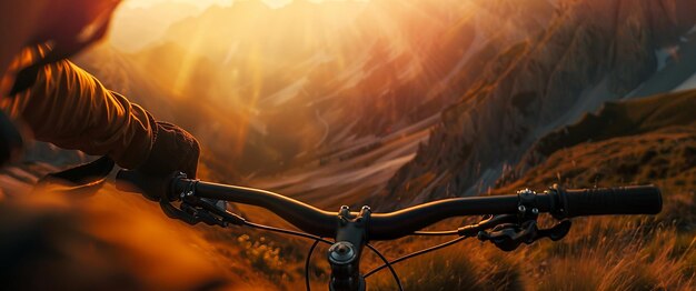 Fietsen bij zonsondergang Closeup van bergbeklimmen