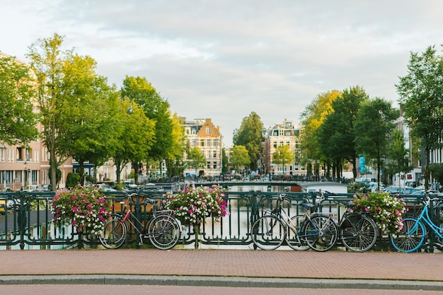 Fietsen geparkeerd bij een reling in de stad