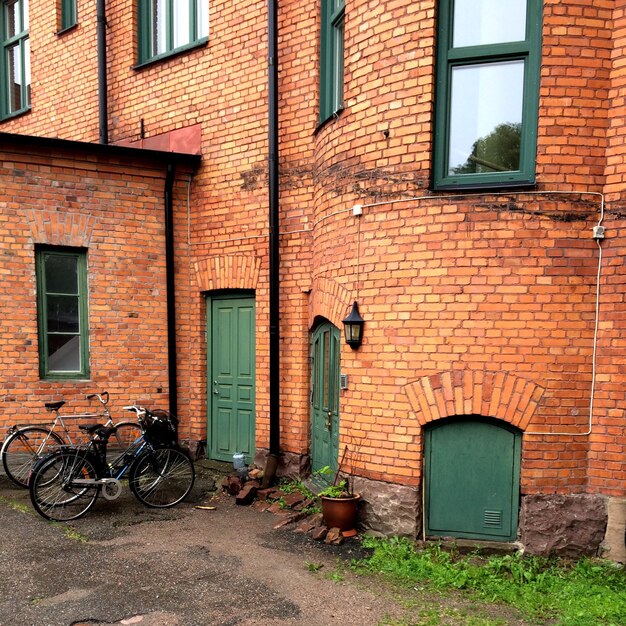 Foto fietsen geparkeerd buiten het huis