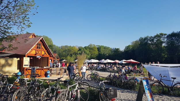 Foto fietsen geparkeerd door mensen in een buitencafé tegen een heldere lucht