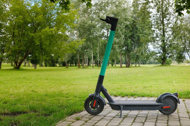 Fietsen geparkeerd in het park