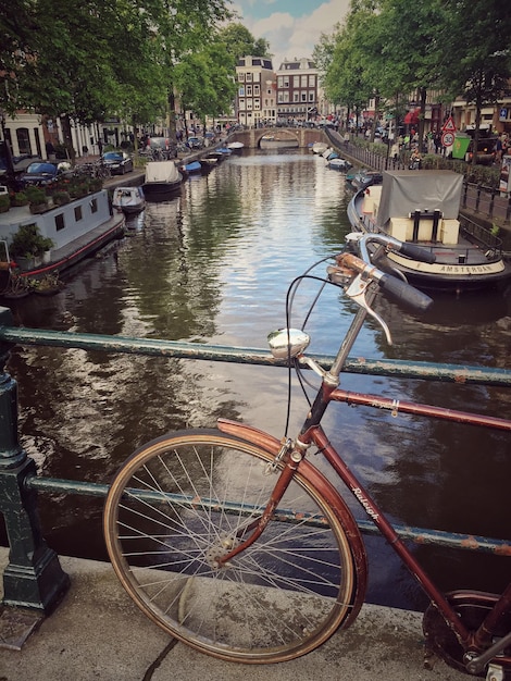 Fietsen geparkeerd op de brug over het kanaal