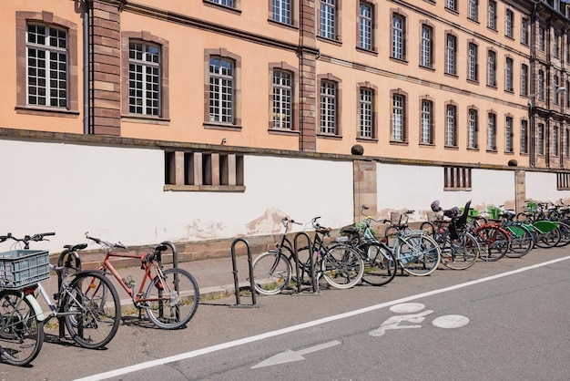 Fietsen geparkeerd op straat in Straatsburg