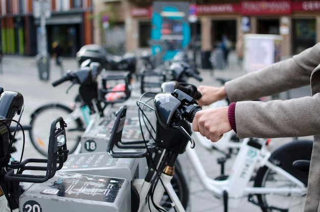 Fietsen huren in de stad een gezond vervoersconcept