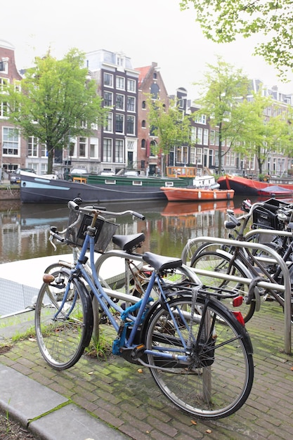 Fietsen in de buurt van kanaal in Amsterdam Holland