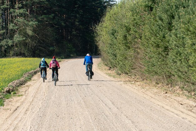 Fietsen in de natuur fietstocht op een warme Zonnige dag op een lege onverharde weg Weg zonder auto's langs het bos Weekend in de natuur met je gezin