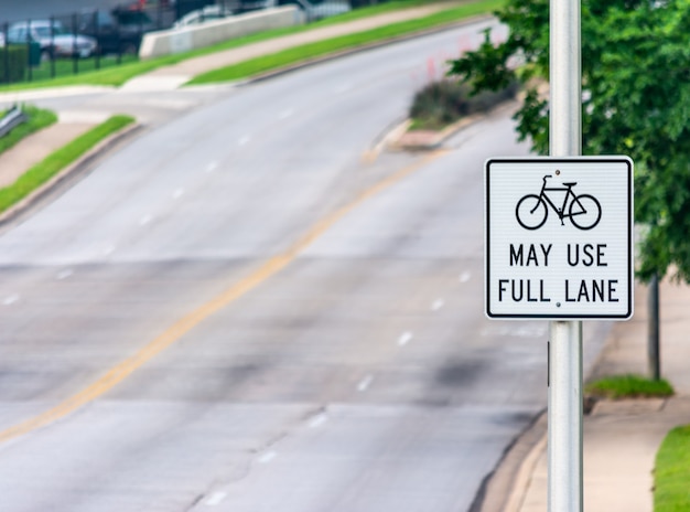 Fietsen mogen de volledige rijstrook gebruiken