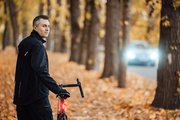 Fietsen mountainbiker paar op fietspad in herfst bos Mountainbiken in herfst landschap bos