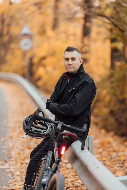 Fietsen mountainbiker paar op fietspad in herfst bos Mountainbiken in herfst landschap bos