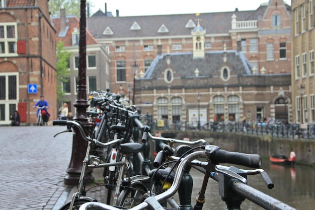 Fietsen op de achtergrond van de Amsterdamse grachten