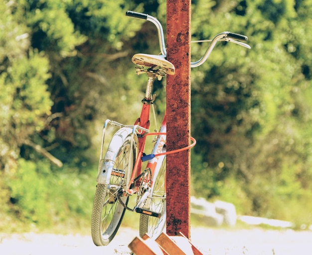 Fietsen op een roestige metalen staaf
