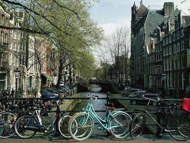 Fietsen op een voetgangersbrug over een kanaal in de stad