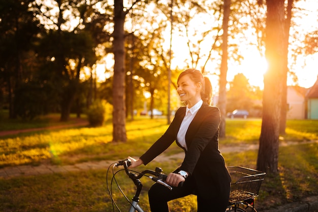 Fietsen op een zonnige dag.