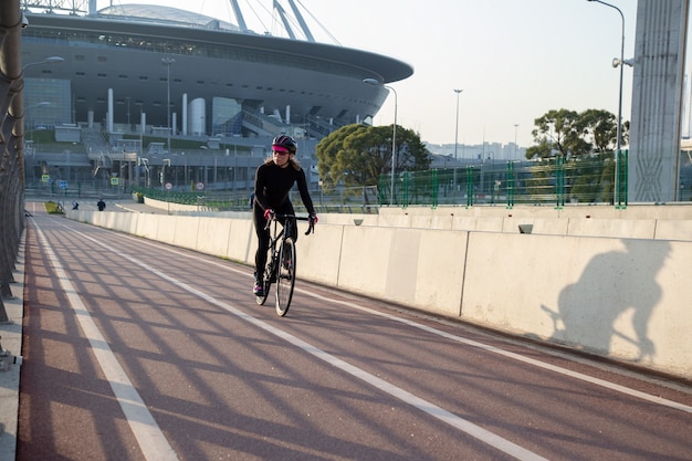 Fietsen op een zonnige ochtend