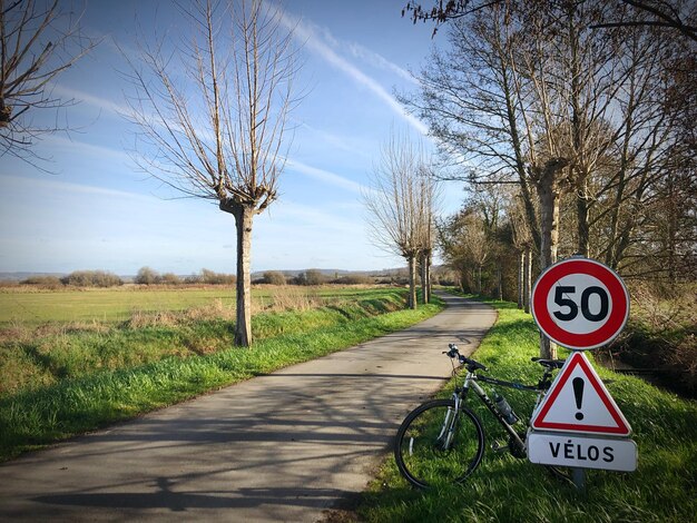 Foto fietsen op het platteland van normandië