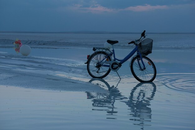 Foto fietsen op het strand tegen de lucht